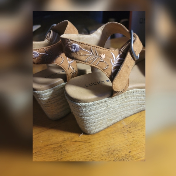 Lucky Brand Wedge, Beige, Size 6.5 - Picture 3 of 3